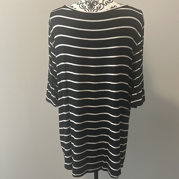 Woman’s lattice pattern neckline t-shirt with ruffled short sleeve opening. - Picture 6 of 7